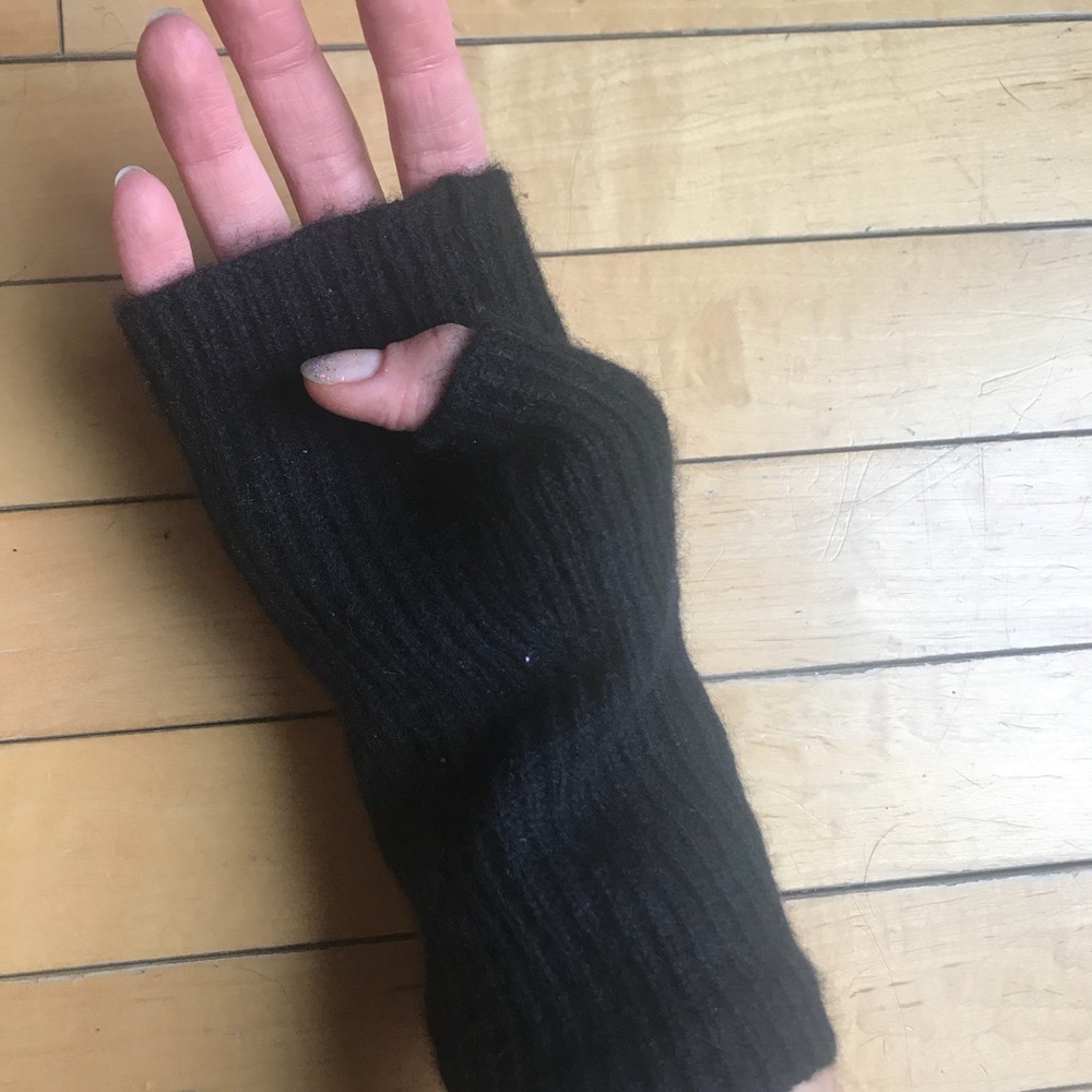 Black cashmere plush rib gloves.